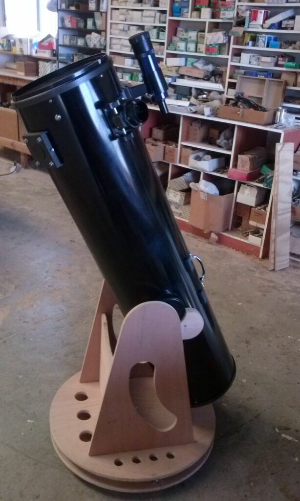 A picture of a dobsonian telescope.
Article about Dobsonian vs Cassegrain telescopes.